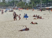 Primeiro dia de vero com com poucos banhistas na praia de Copacabana