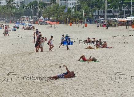 Primeiro dia de vero com com poucos banhistas na praia de Copacabana