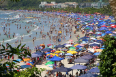 Movimento intenso de banhistas na praia Grande, em Ubatuba (SP)