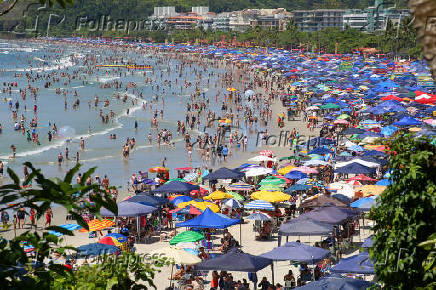 Movimento intenso de banhistas na praia Grande, em Ubatuba (SP)