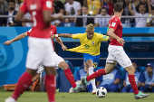 Jogador suo puxa a camisa de Neymar