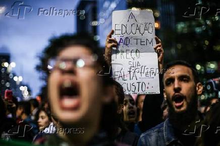 Manifestantes protestam contra os cortes na verba destinada para  educao
