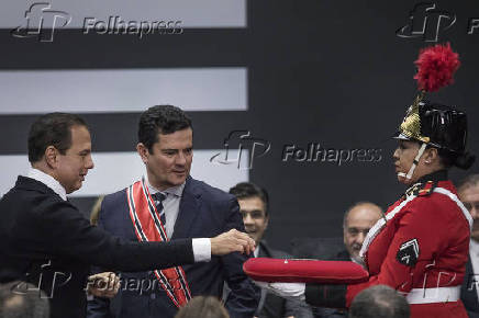 De faixa, o ministro da Justia, Sergio Moro, recebe medalha do governador Joo Doria
