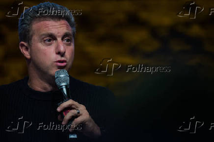 O apresentador Luciano Huck durante palestra em SP