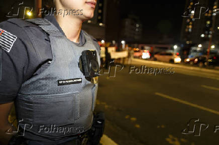 Policial militar trabalha em SP com cmera acoplada ao uniforme