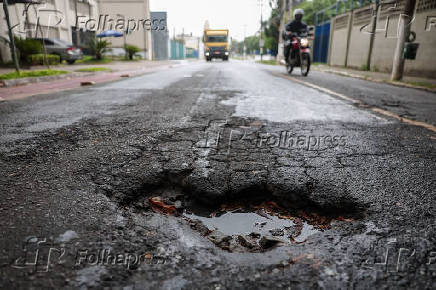 Buraco na rua Jos Gomes Falco, na zona oeste de So Paulo 