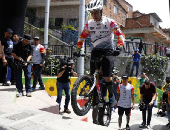 El colombiano Javier Zapata se reta en las escaleras de la comuna 13 en una exhibicin de biketrial