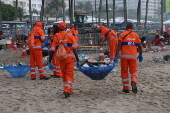 Limpeza da praia copacabana pela comlurb