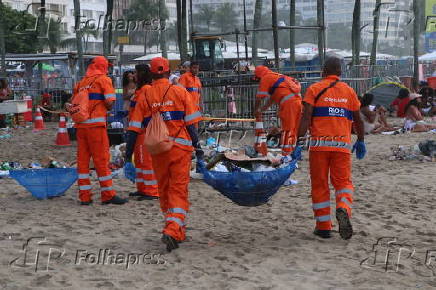 Limpeza da praia copacabana pela comlurb