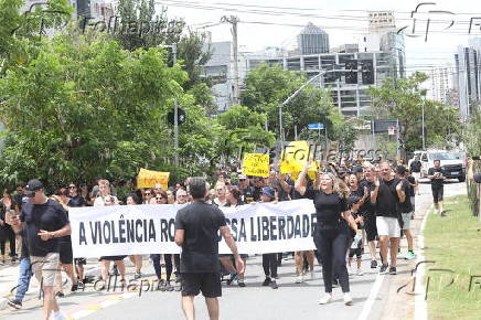 Caminhada em protesto pela morte do delegado e por mais segurana no bairro