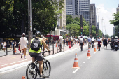 Pedestres enfrentam calor intenso na Avenida Paulista