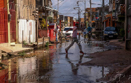 Rua alagada no bairro Terra Firme, em Belm, a capital com a menor rede de esgoto do Brasil