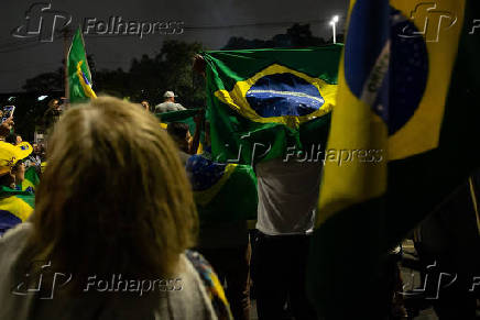 Apoiadores de Jair Bolsonaro fecham parte da pista expressa da marginal Tiet