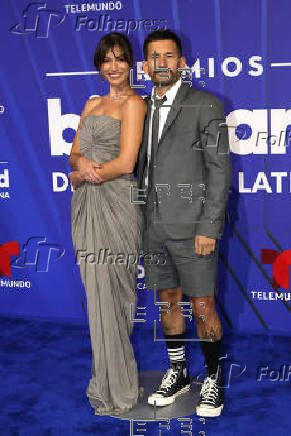 El negro y los diseos clsicos intervenidos dominaron la alfombra de los Latin Billboards