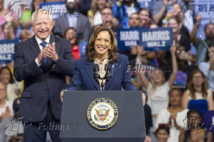 Kamala Harris e Tim Walz durante comcio na Pensilvnia