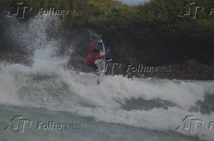 O surfista itlo ferreira ,vence estreia de campeonato em natal .