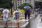 Pedestres enfrentam mais um dia de chuva em SP