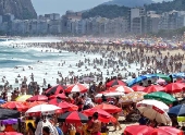 Praia de Copacabana lotada com banhistas e turistas