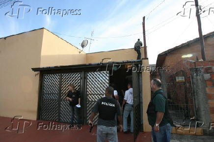 Policiais civis durante operao de