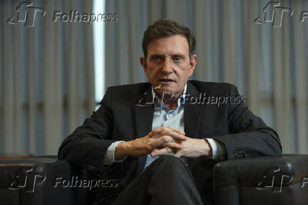 O prefeito do Rio, Marcelo Crivella, em seu gabinete durante entrevista  Folha