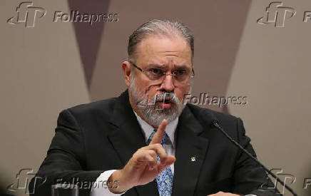 Augusto Aras faz crculo com as mos durante sabatina no Senado