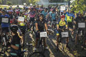 Ciclistas protestam em frente  reitoria da USP contra restrio de treinos na universidade