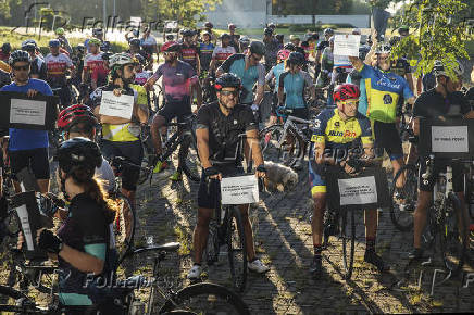Ciclistas protestam em frente  reitoria da USP contra restrio de treinos na universidade