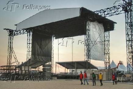 Palco  montado para show da cantora Madonna na praia de Cobacabana (RJ)