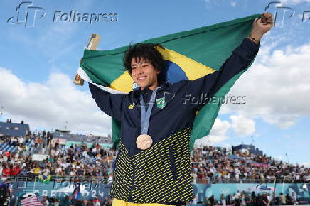 Skatista Augusto Akio (Japinha) recebe a medalha de bronze 