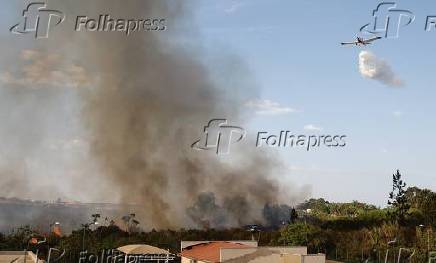 Incndio numa rea de mata perto do aeroporto de Braslia