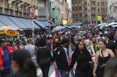 Movimentao na rua 25 de Maro em So Paulo