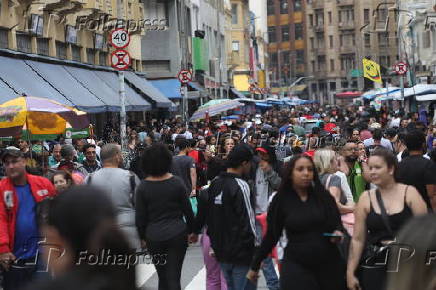 Movimentao na rua 25 de Maro em So Paulo