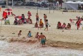 Praia do Leme, no Rio de Janeiro com s aguas na cor avermelhada