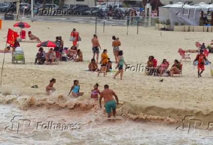 Praia do Leme, no Rio de Janeiro com s aguas na cor avermelhada