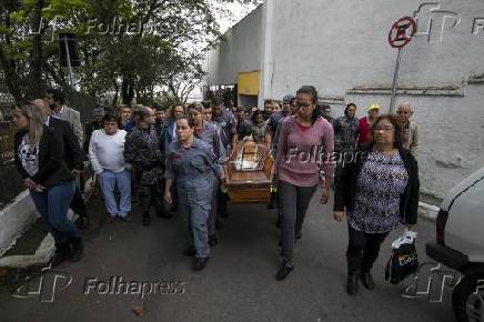 Familiares e amigos no enterro da policial militar Juliane