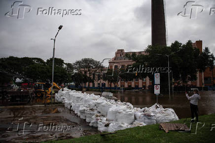 Sacos de areia reforam barragem montada em Porto Alegre