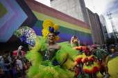 A drag queen Tchaka, musa da Parada LGBTQIA+, com figurino verde e amarelo