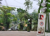 Enel tenta restabelecer a energia ainda em bairro devido as chuvas