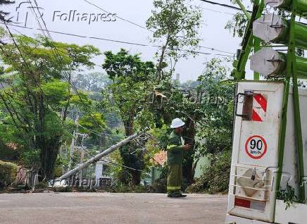 Enel tenta restabelecer a energia ainda em bairro devido as chuvas