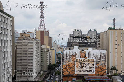 Mural 'Pare a Destruio', do artista Mundano em (SP)