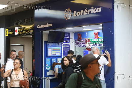 Movimentao de apostadores na lotrica do aeroporto de Congonhas