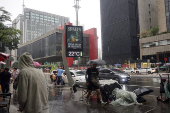 Pedestres enfrentam chuva na Avenida Paulsita, em So Paulo (SP)