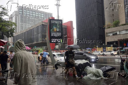 Pedestres enfrentam chuva na Avenida Paulsita, em So Paulo (SP)