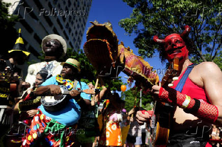 Folies se divertem no Cordo do Boitat, no Rio de Janeiro