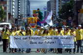 Crianas e adolescentes fazem desfile