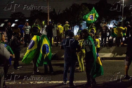 Apoiadores de Jair Bolsonaro fecham parte da pista expressa da marginal Tiet