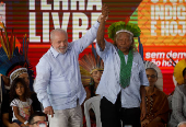 Com o cacique Raoni, o presidente Lula participa de cerimnia 