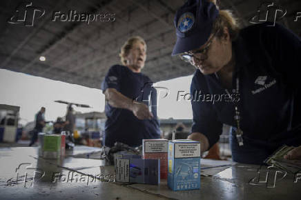 A agente da Receita Federal apreende cigarros eletrnicos na aduana brasileira 