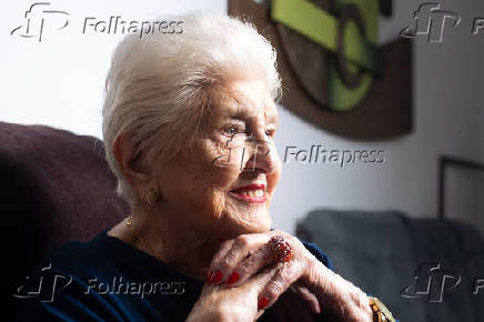 A influenciadora Estelinha Bezerra, 94, em sua casa, em Santo Amaro