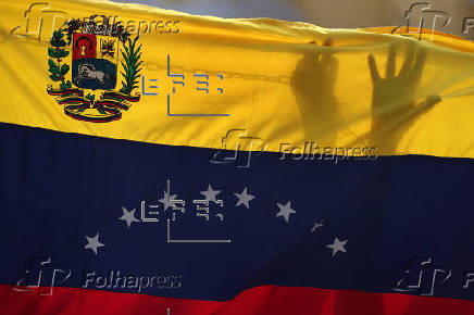 Venezolanos protestan ante su embajada en Lima por 